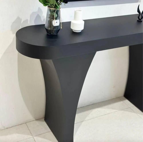 طاولة مدخل كونسول خشبية سوداء بقواعد مقوسة وسطح بي...