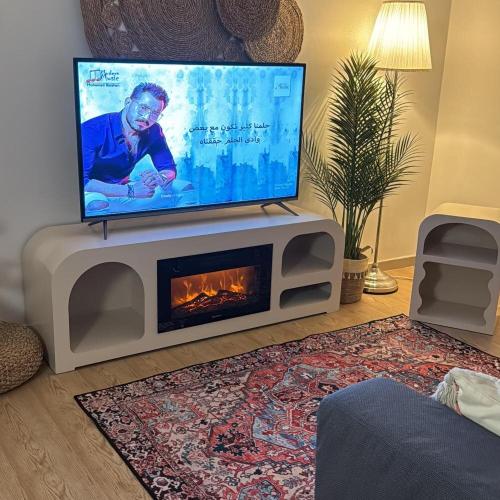 طاولة تلفزيون مع مدفأة ديكور 3D بتصميم منحني (Curv...