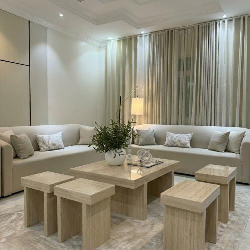 طقم طاولات ضيافة 5 قطع بتشطيب بديل الرخام البيج (ط...