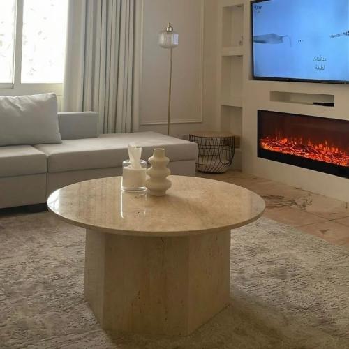 طاولة دائرية بسطح رخامي بلون بيج – قطر 100 سم