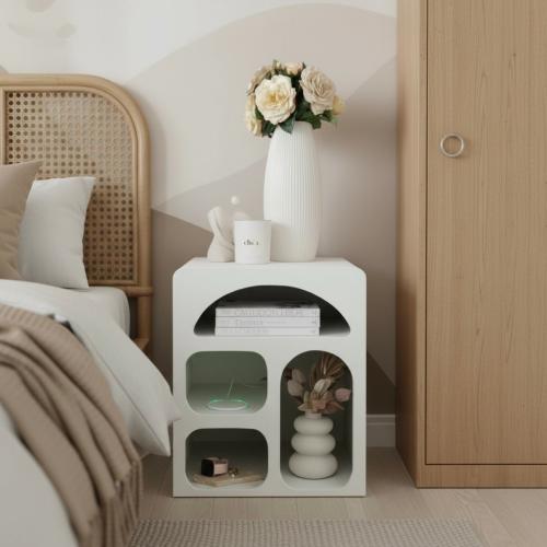 طاولة جانبية وكومودينة بيضاء بتصميم هندسي وتقسيمات...