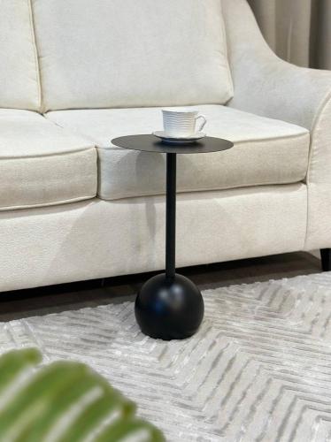 طاولة جانبية (مارتيني) معدنية سوداء بقاعدة كروية