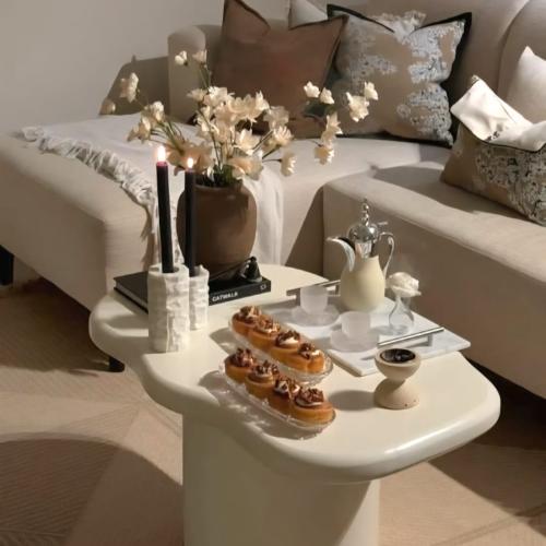 طاولة قهوة بتصميم عضوي وسطح منحني لون أبيض كريمي -...