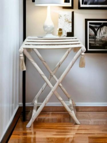 طاولة جانبية قابلة للطي مكسوة بالمخمل البيج مع شرا...