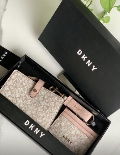 طقم محافظ+ ميداليه DKNY