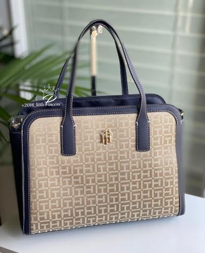 شنطه Tommy Hilfiger وسط