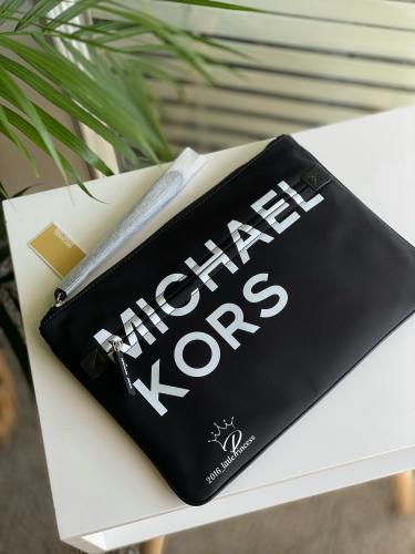 باوتش Michael Kors للجنسين