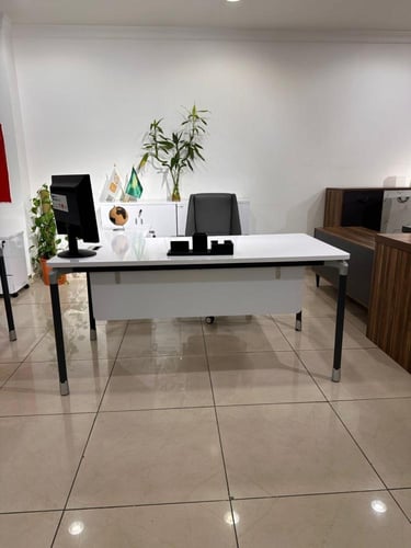 مكتب إداري مع ملحق جانبي ووحدة أدراج