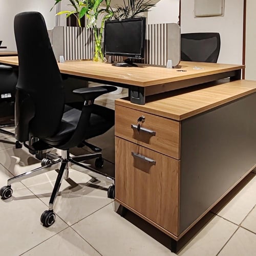 وحدة عمل ثنائية مع ملحق جانبي لكل موظف