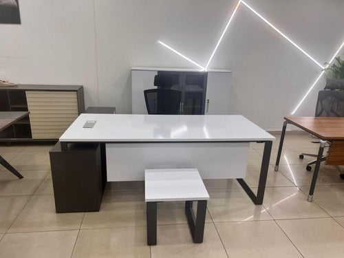 مكتب إداري 180 سم بملحق جانبي ثابت يمين