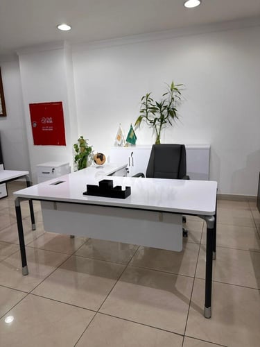 مكتب إداري مع ملحق جانبي ووحدة أدراج