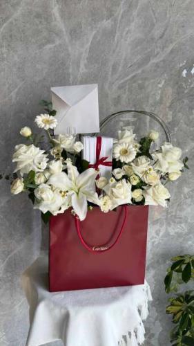 تنسيق زهور ابيض مع قلم كارتير