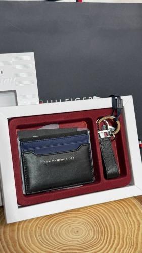 طقم حامل بطاقات وميدالية سوداء تومي هيلفقر