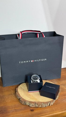 ساعة جلد اسود تومي هيلفقر