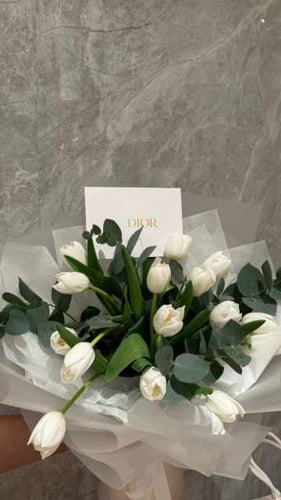 باقة توليب مع عطر مس ديور