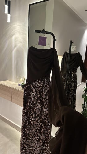 فستان سهره بني بشال منسدل