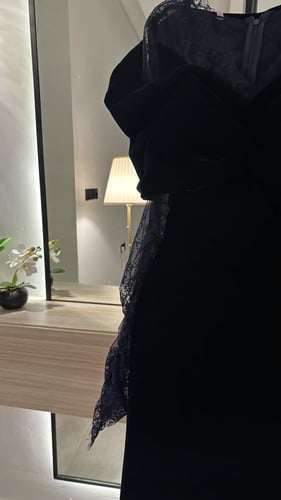 فستان مخمل كحلي مع اكمام دانتيل