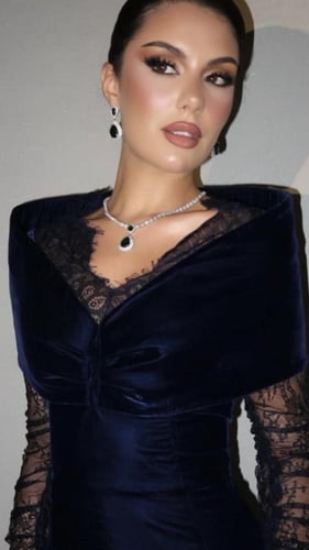 فستان مخمل كحلي مع اكمام دانتيل