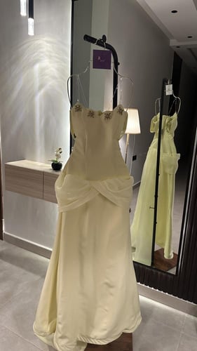 فستان ليموني بفصوص من الصدر