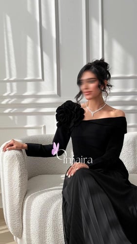 فستان اسود بورده من الصدر
