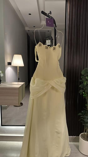 فستان ليموني بفصوص من الصدر