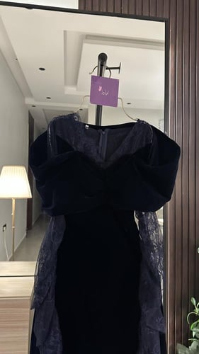 فستان مخمل كحلي مع اكمام دانتيل