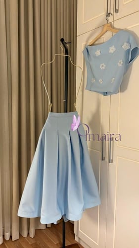 طقم سماوي قطعتين بورود بيضاء ناعمة