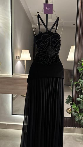 فستان سهره اسود بتطريز من الصدر