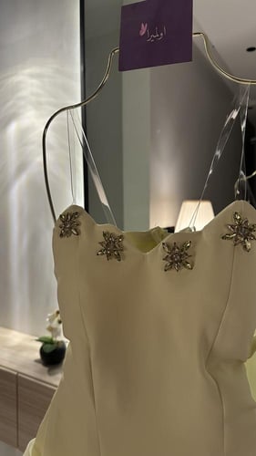 فستان ليموني بفصوص من الصدر