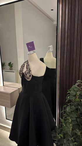 فستان اسود ميد بكم واحد