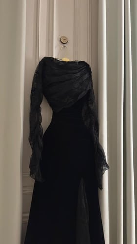 فستان اسود مخمل مع دانتيل