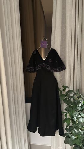 فستان اسود ساتر مورد