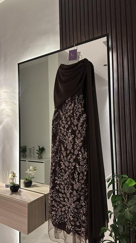 فستان سهره بني بشال منسدل