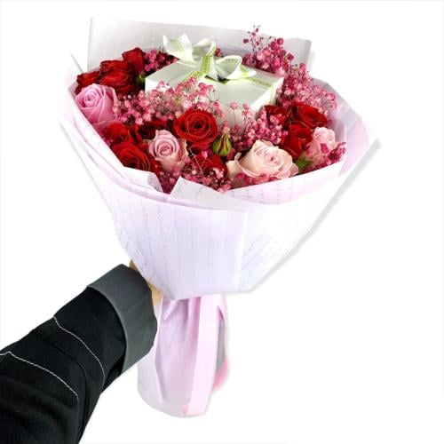 باتشي شوكولاته مع باقة ورد ارينا