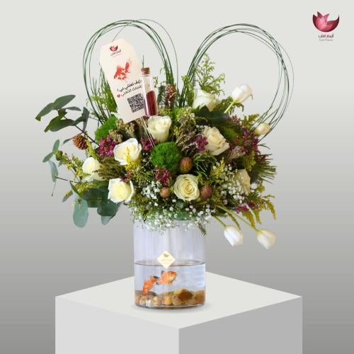 فازة ورد مع سمك زينة