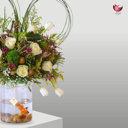 فازة ورد مع سمك زينة