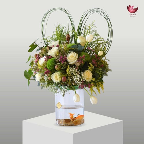 فازة ورد مع سمك زينة