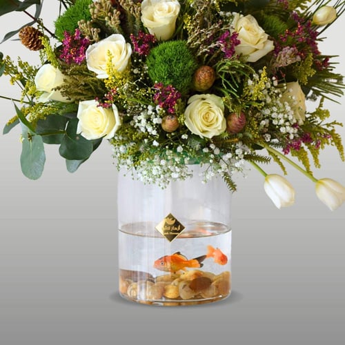 فازة ورد مع سمك زينة