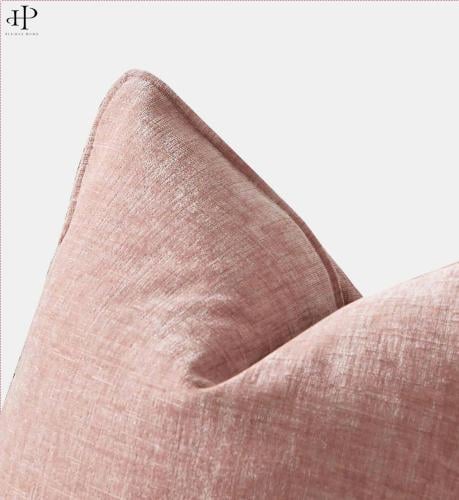 غطاء مخدة باللون الوردي