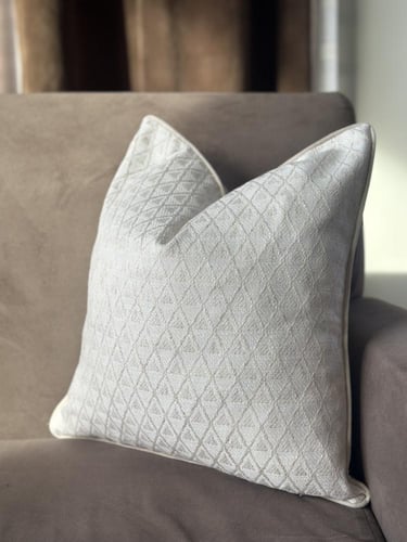 غطاء مخدة قماش بيج بنمط شكل من الأمام وقماش مخمل ب...