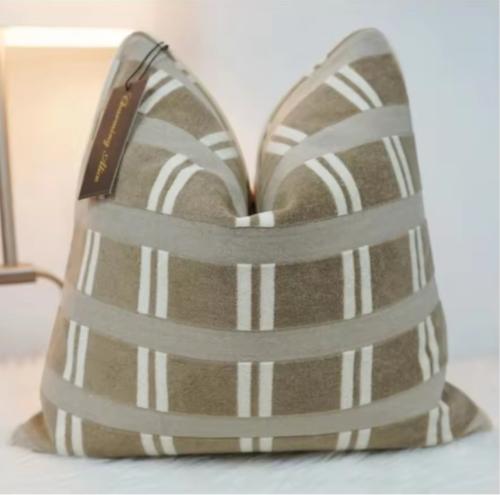 غطاء مخدة بني فاتح