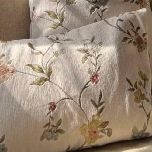 غطاء مخدة مستطيلة بشكل ورود