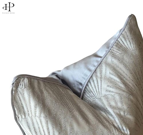 غطاء مخدة شكل أصداف وبغطاء ستان من الخلف