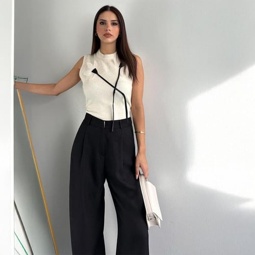 بلوزة بيضاء بزخرفة ورد