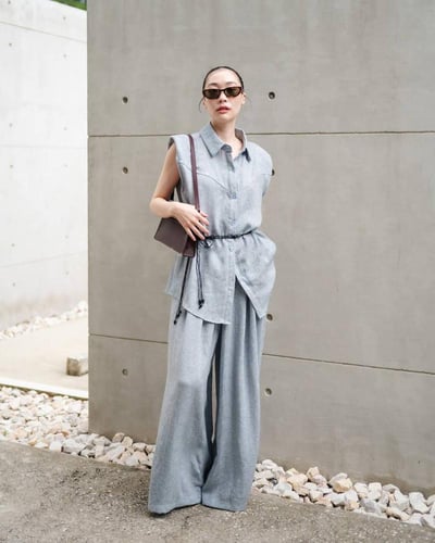 طقم قميص مع بنطلون باللون الأزرق السماوي