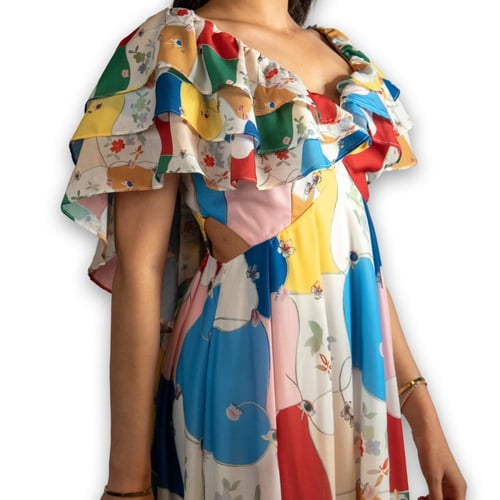 فستان طويل بألوان مميزة