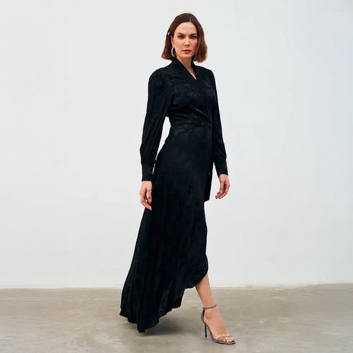 فستان اسود مزخرف بورود سوداء