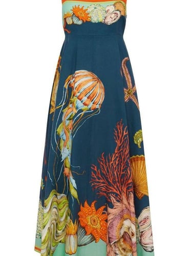 فستان باللون الأزرق مزخرف