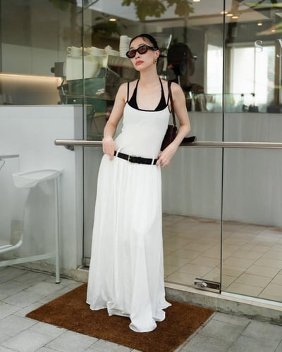 فستان نسائي طويل ابيض مع حزام جلد