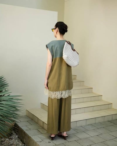 طقم بنطلون مع قميص انيق باللون الكاكي مع دونتيل